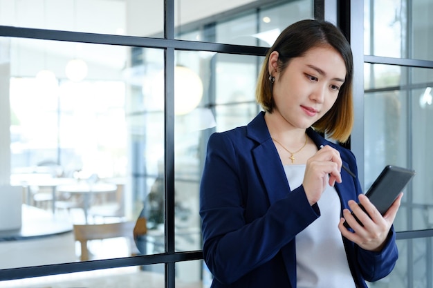 Giovane donna che utilizza un telefono cellulare