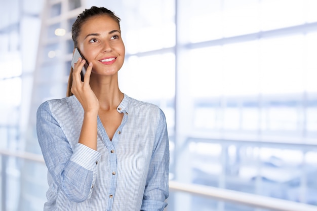 Giovane donna che utilizza un telefono cellulare