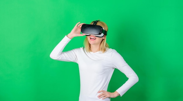 Giovane donna che utilizza un visore per realtà virtuale con linee di rete concettuali Donna con visore per realtà virtuale Allegra donna sorridente che guarda in occhiali VR Futuristico