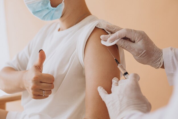 Giovane donna che vaccina in ospedale