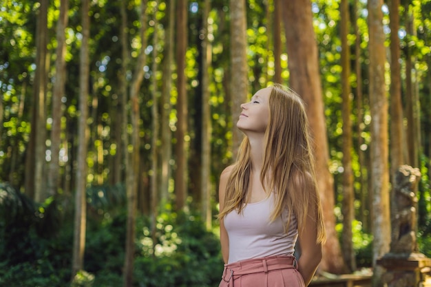 Giovane donna che viaggia alla scoperta della foresta di Ubud nella foresta delle scimmie Bali Indonesia Viaggiare con il concetto di bambini