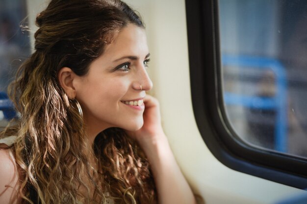 Giovane donna che viaggia in treno