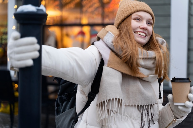 Giovane donna che viaggia per la città