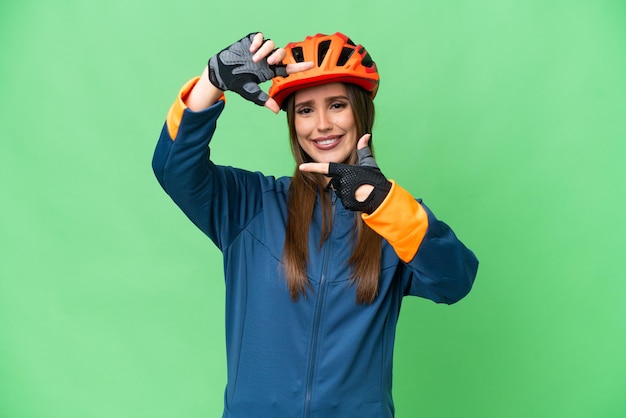 Giovane donna ciclista su sfondo chroma key isolato focalizzando il volto Framing simbolo