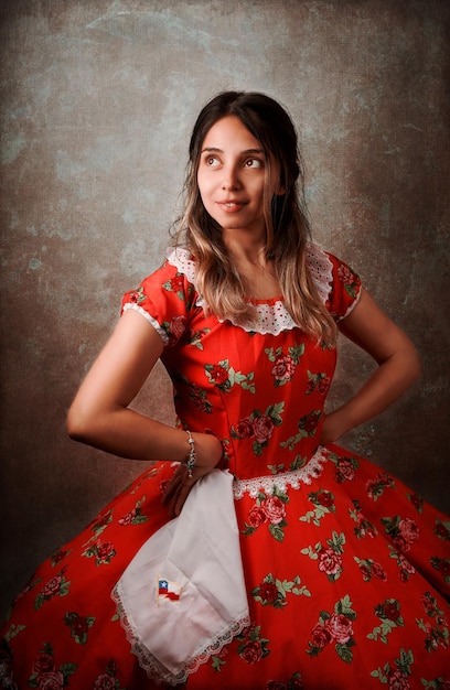 Giovane donna cilena con il costume nazionale per celebrare le feste nazionali fiestas patrias ritratto