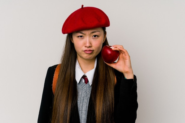 Giovane donna cinese che indossa un'uniforme scolastica isolata su sfondo bianco