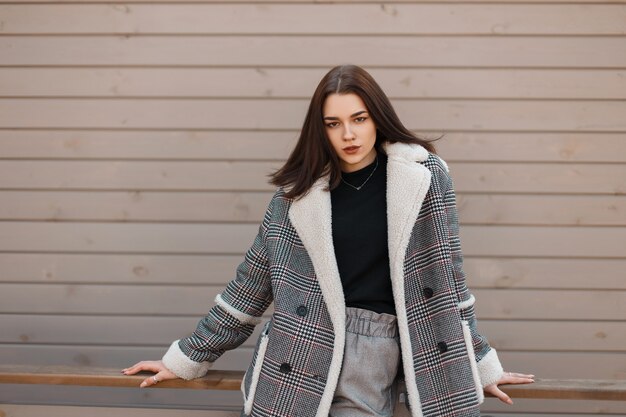 Giovane donna con abito di moda sulla strada