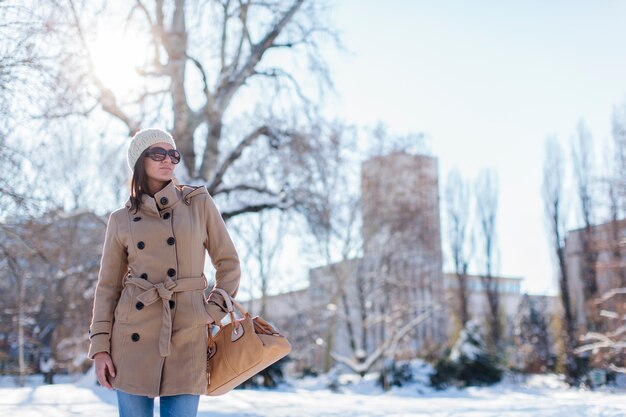 Giovane donna con abito invernale