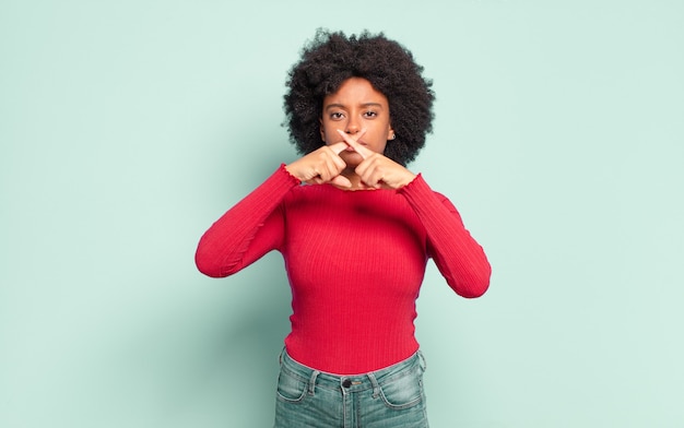 Giovane donna con acconciatura afro