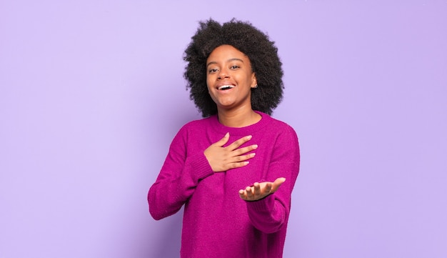 Giovane donna con acconciatura afro