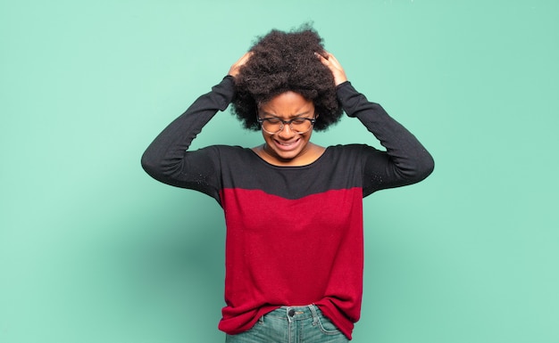 Giovane donna con acconciatura afro