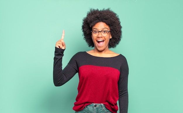 Giovane donna con acconciatura afro