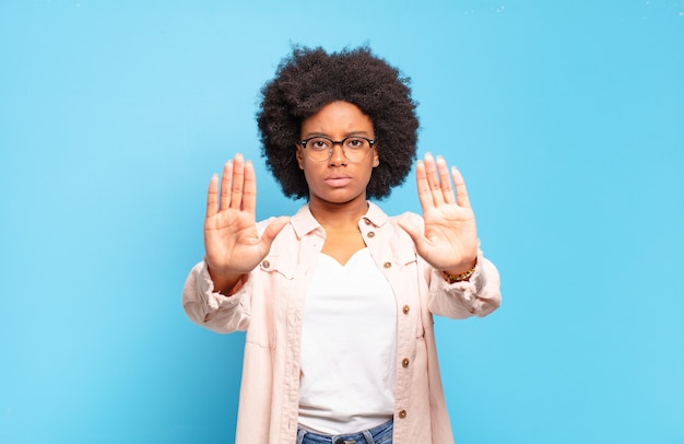 Giovane donna con acconciatura afro