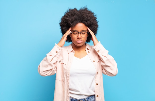 Giovane donna con acconciatura afro