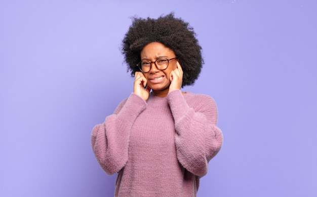 Giovane donna con acconciatura afro