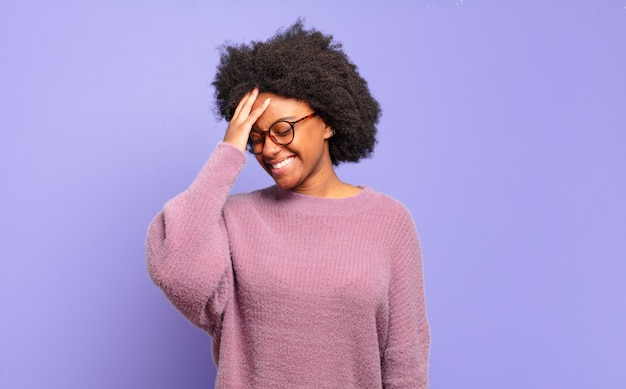 Giovane donna con acconciatura afro