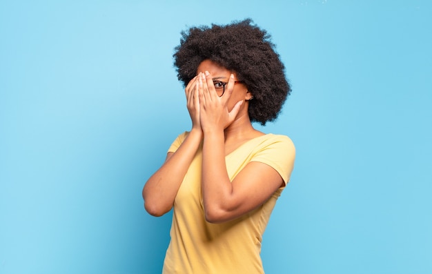 Giovane donna con acconciatura afro