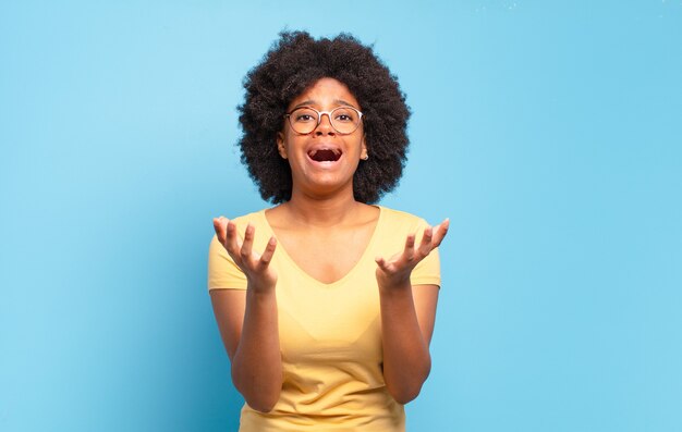 Giovane donna con acconciatura afro