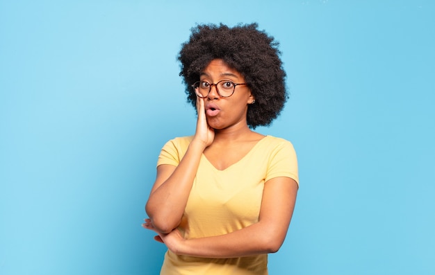 Giovane donna con acconciatura afro