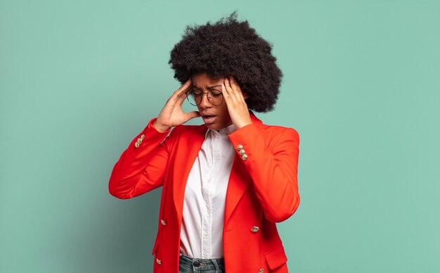 Giovane donna con acconciatura afro