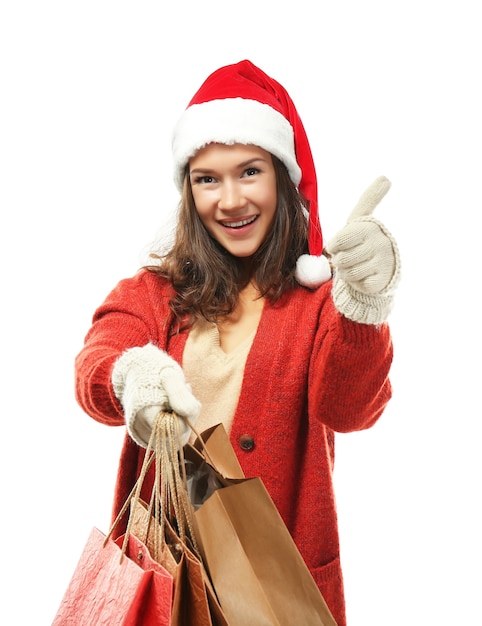 Giovane donna con acquisti di Natale su bianco