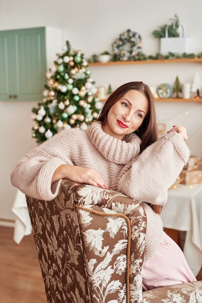 Giovane donna con albero di Natale