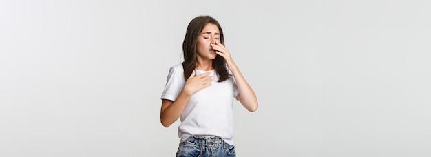 Giovane donna con allergia che starnutisce Ragazza che si sente male con il naso che scorre