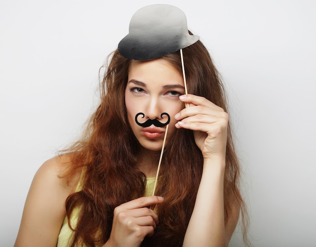 Giovane donna con baffi finti Pronta per la festa