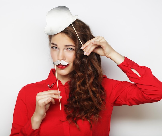 Giovane donna con baffi finti Pronta per la festa