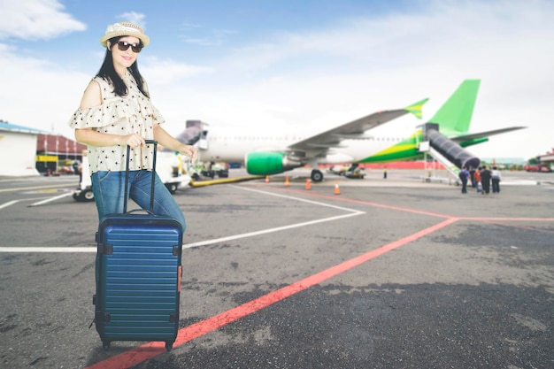 Giovane donna con bagagli in aeroporto