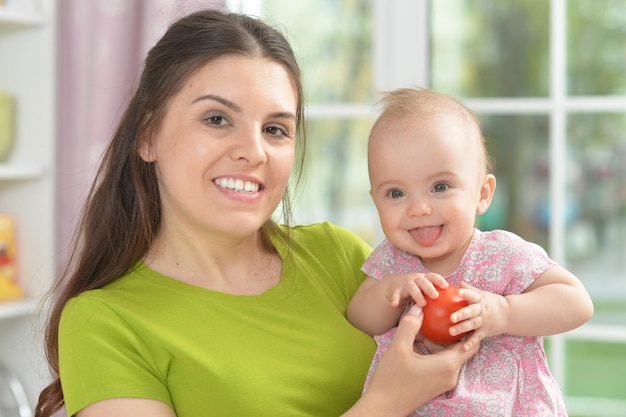 Giovane donna con bambina