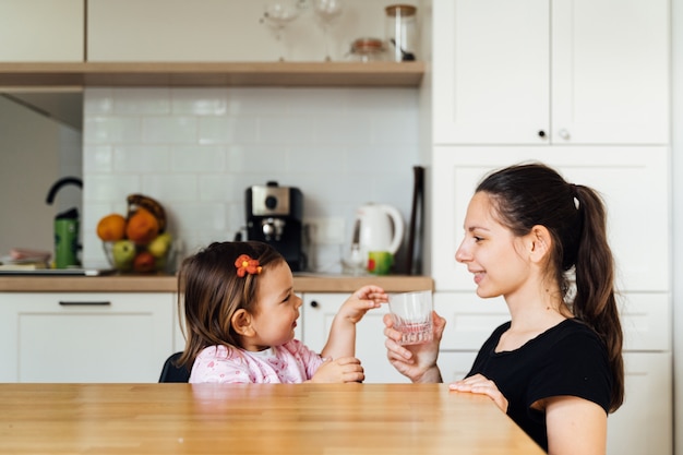 Giovane donna con bambino in cucina