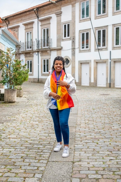 Giovane donna con bandiera arcobaleno lgtb