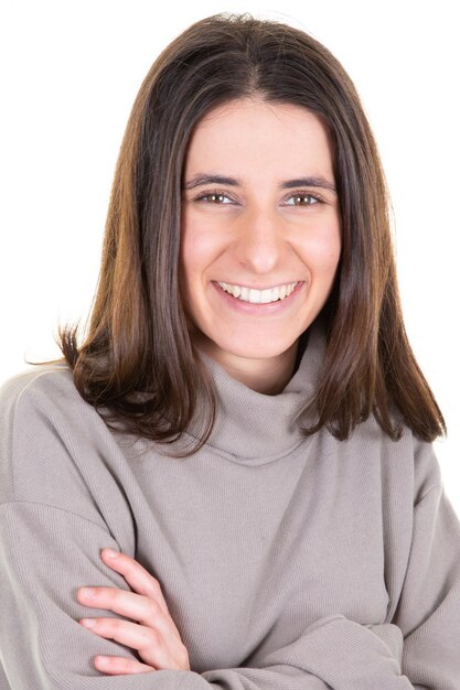 giovane donna con bei denti facciali e capelli castani che ride su sfondo bianco sorridente bella ragazza in studio muro ritratto