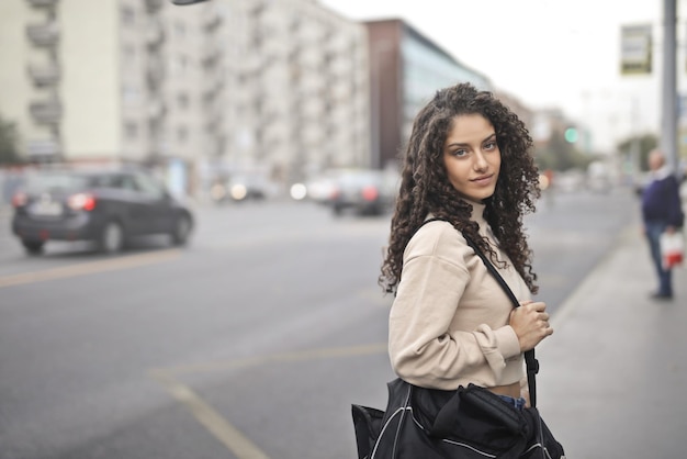 giovane donna con borsa da palestra in strada