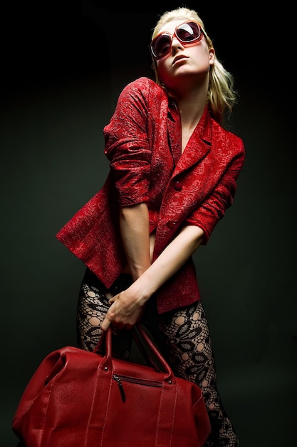 Giovane donna con borsa rossa