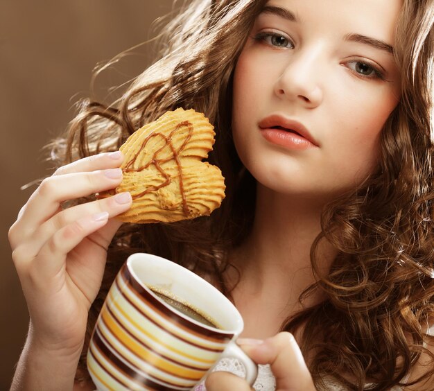 Giovane donna con caffè e torta