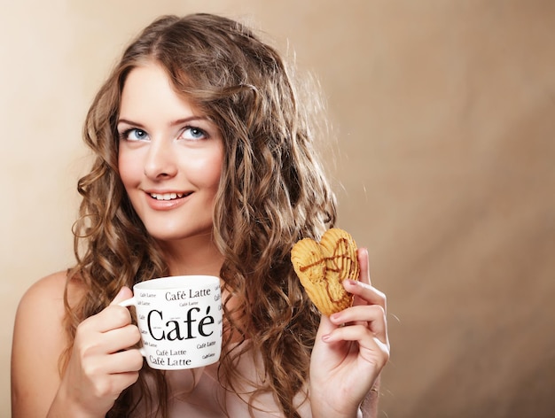 Giovane donna con caffè e torta