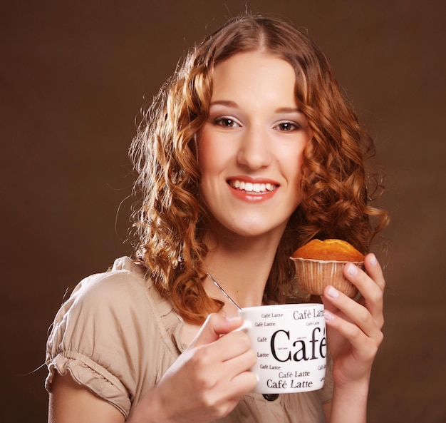 Giovane donna con caffè e torta