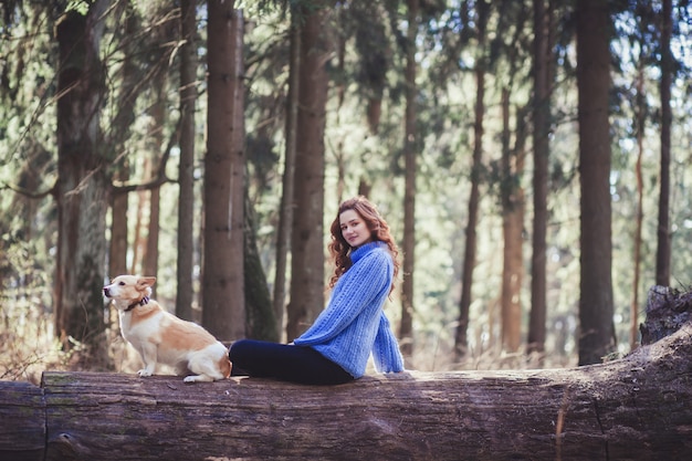 Giovane donna con cane all'aperto