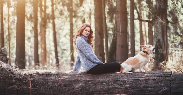 Giovane donna con cane all'aperto