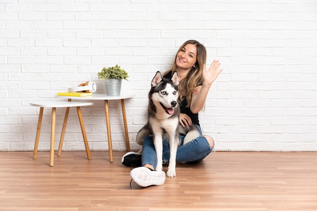 Giovane donna con cane