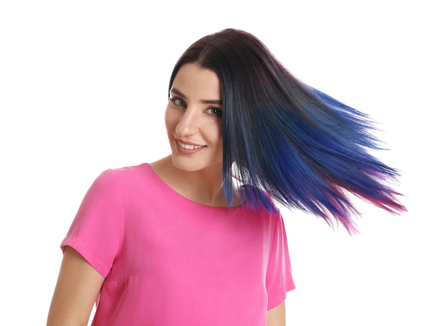 Giovane donna con capelli tinti luminosi su sfondo bianco