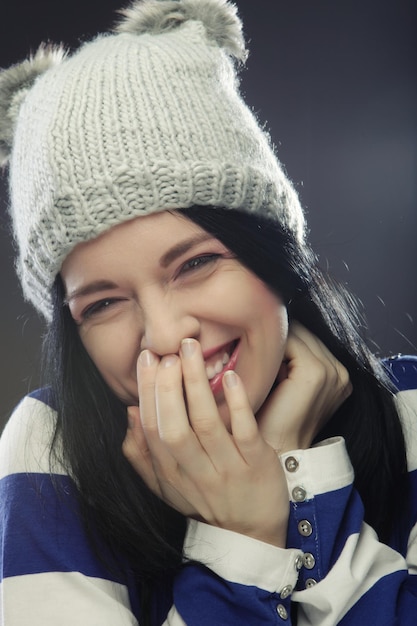 Giovane donna con cappello invernale divertente