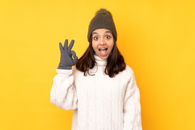 Giovane donna con cappello invernale isolato y