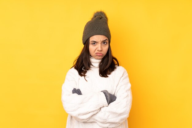 Giovane donna con cappello invernale isolato