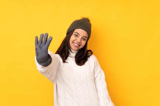 Giovane donna con cappello invernale isolato