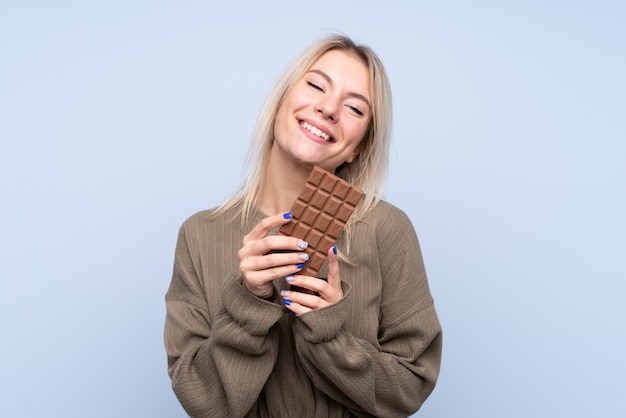 Giovane donna con cioccolato