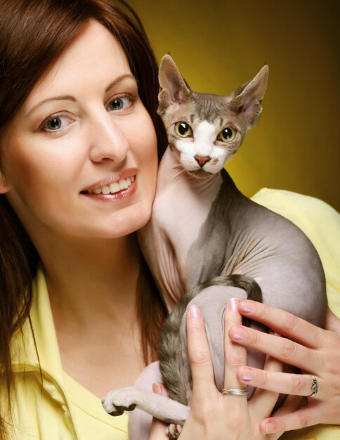 Giovane donna con divertente sphynx cat