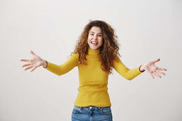 Giovane donna con espressioni